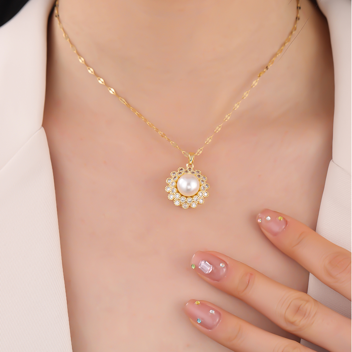 304 Stainless Steel 18K Gold Plated Cute Diamond Round Flower Zircon Pendant Necklace display picture 1