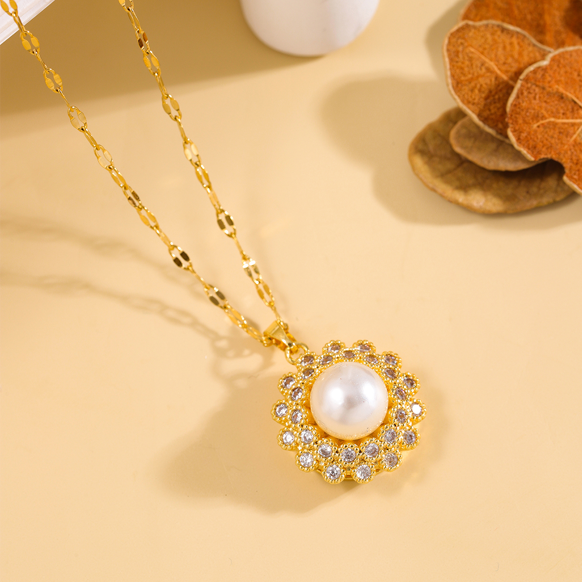 304 Stainless Steel 18K Gold Plated Cute Diamond Round Flower Zircon Pendant Necklace display picture 5