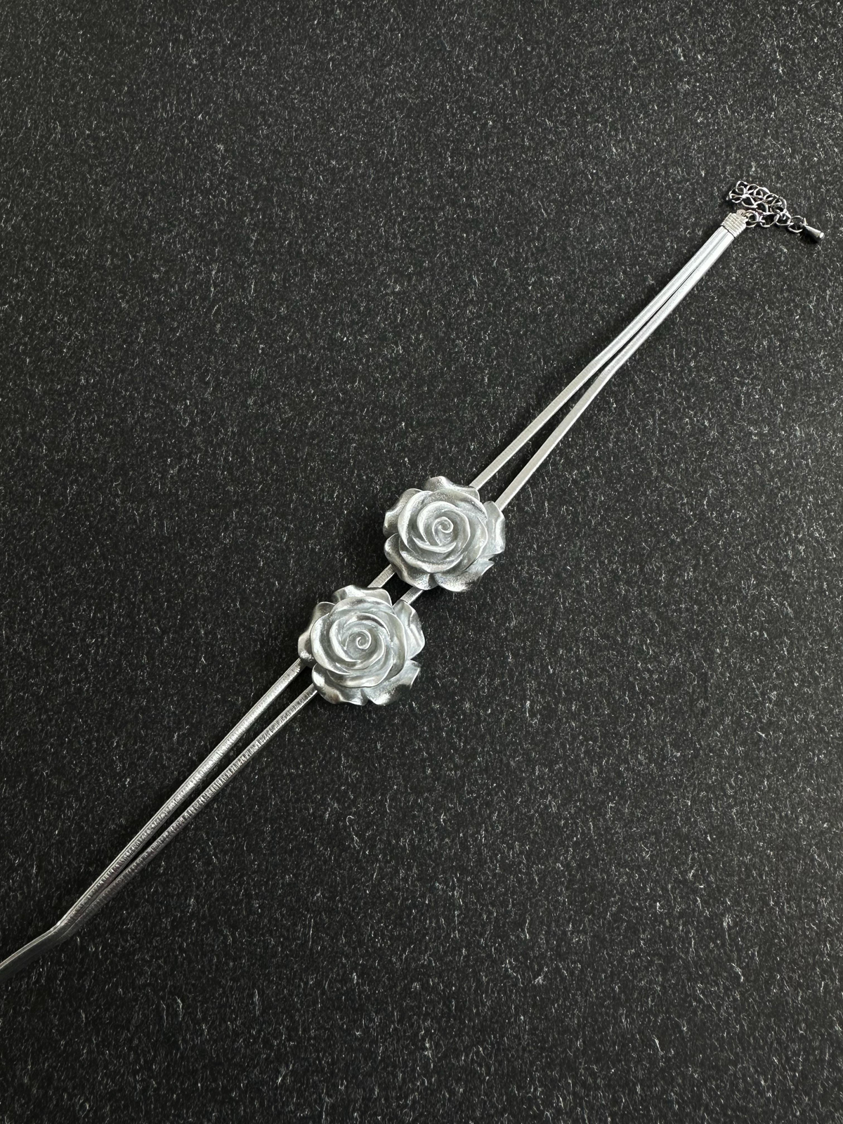 Wholesale Jewelry Sweet Rose Arylic Pu Leather Silver Plated Choker display picture 7