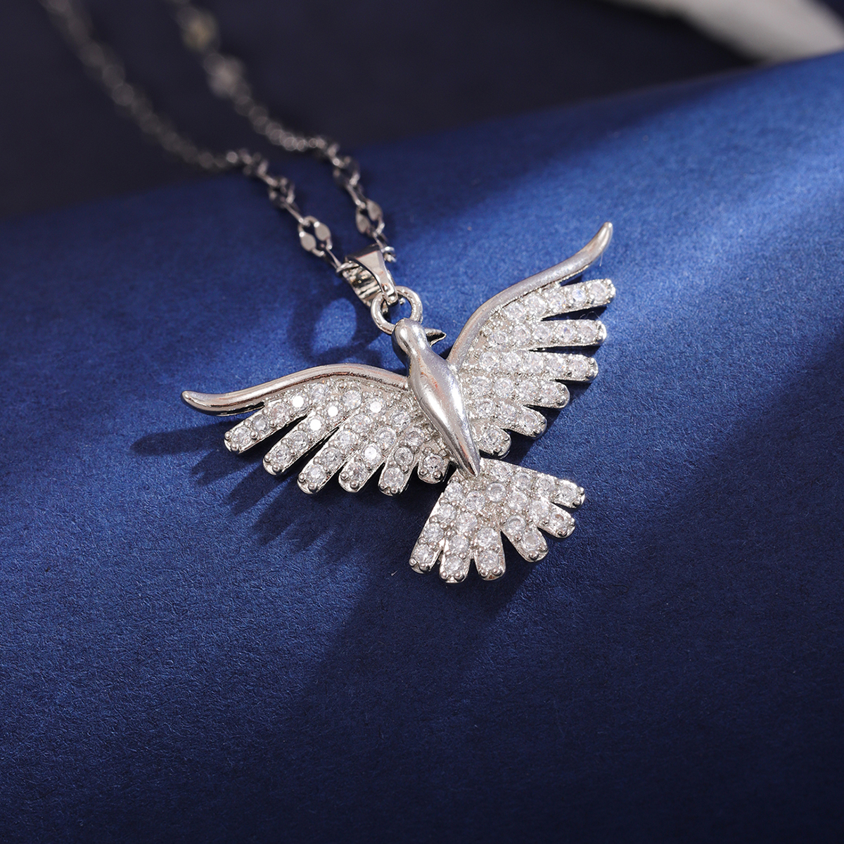Wholesale Elegant Bird 304 Stainless Steel Copper Inlay 18K Gold Plated Zircon Pendant Necklace display picture 6