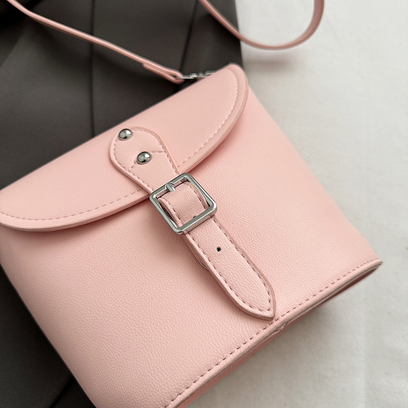 Women's Pu Leather Solid Color Classic Style Sewing Thread Magnetic Buckle Shoulder Bag display picture 3