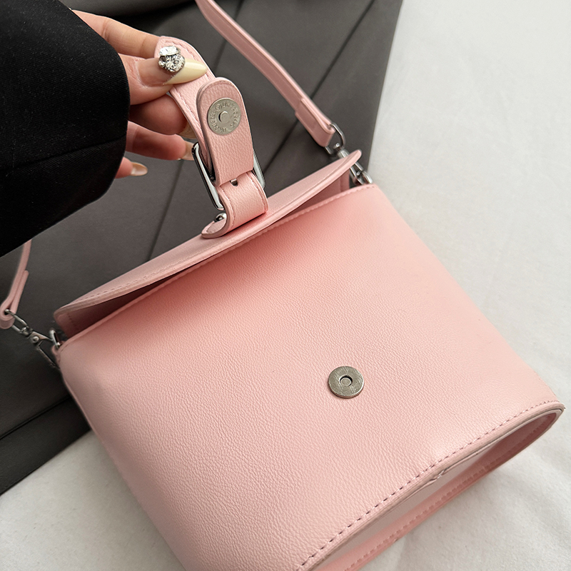 Women's Pu Leather Solid Color Classic Style Sewing Thread Magnetic Buckle Shoulder Bag display picture 7