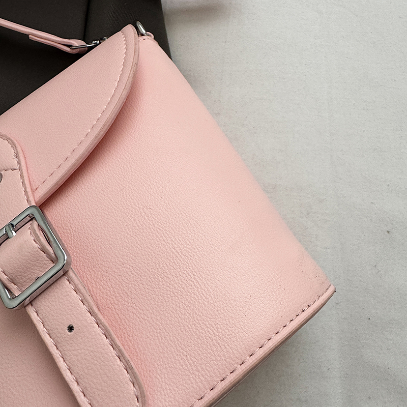 Women's Pu Leather Solid Color Classic Style Sewing Thread Magnetic Buckle Shoulder Bag display picture 4