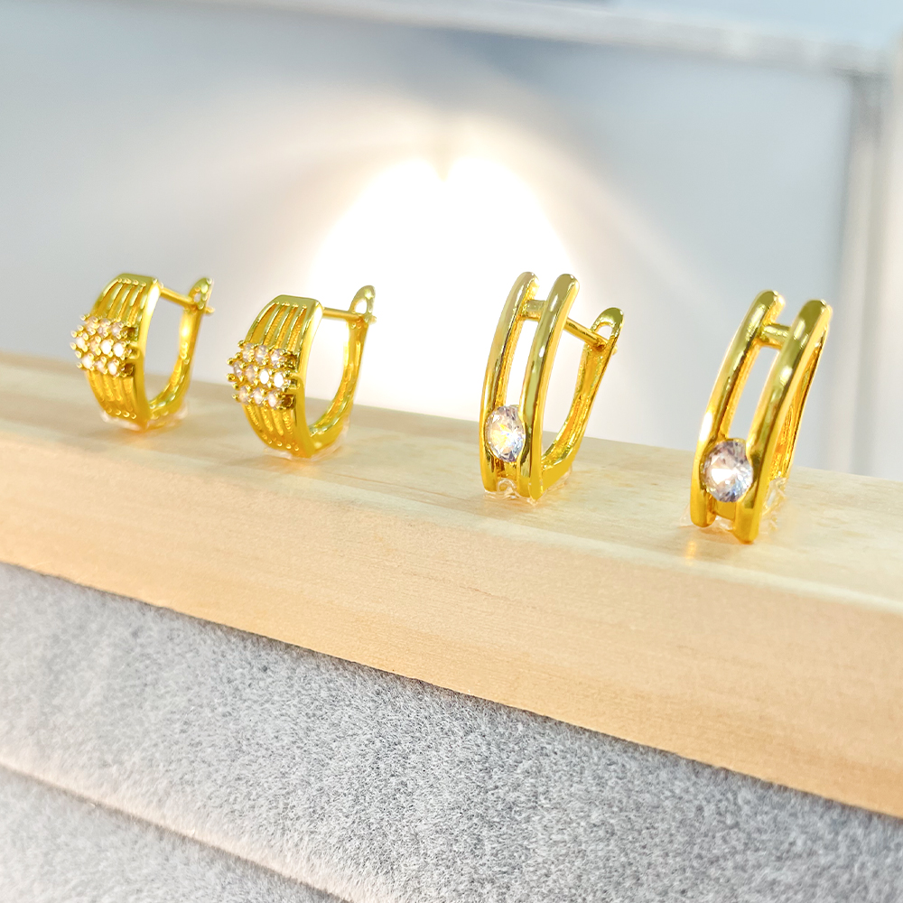1 Par Elegante Estilo Simple Color Sólido Enchapado Embutido Cobre Circón Chapados en oro de 18k Pendientes display picture 8
