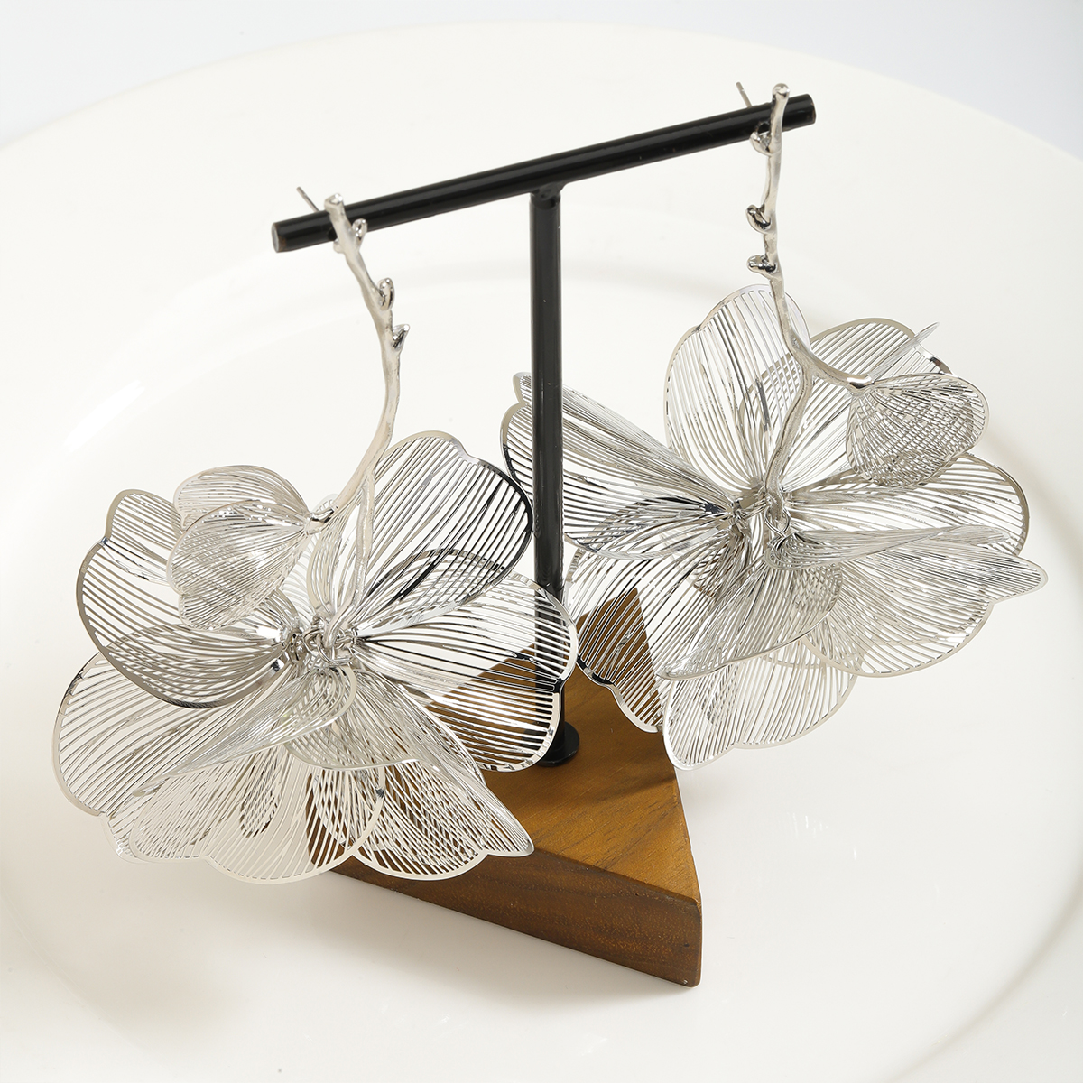 1 Pair Elegant Classic Style Flower Polishing Plating 304 Stainless Steel Alloy Drop Earrings display picture 3