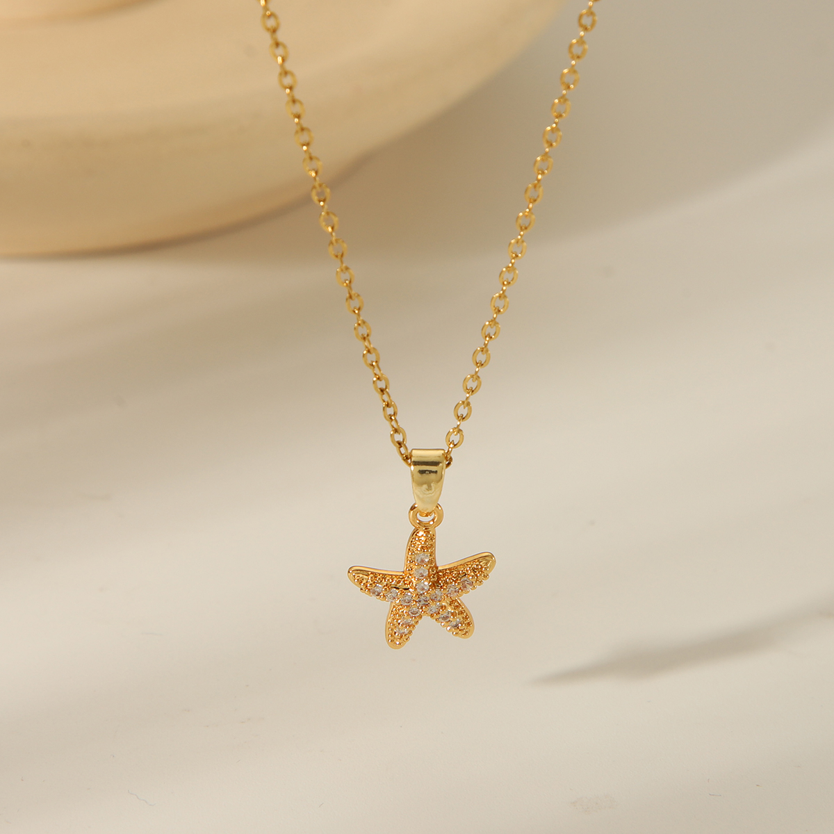 304 Stainless Steel Copper 18K Gold Plated Beach Simple Style Inlay Starfish Shell Fish Tail Artificial Pearls Zircon Pendant Necklace display picture 1