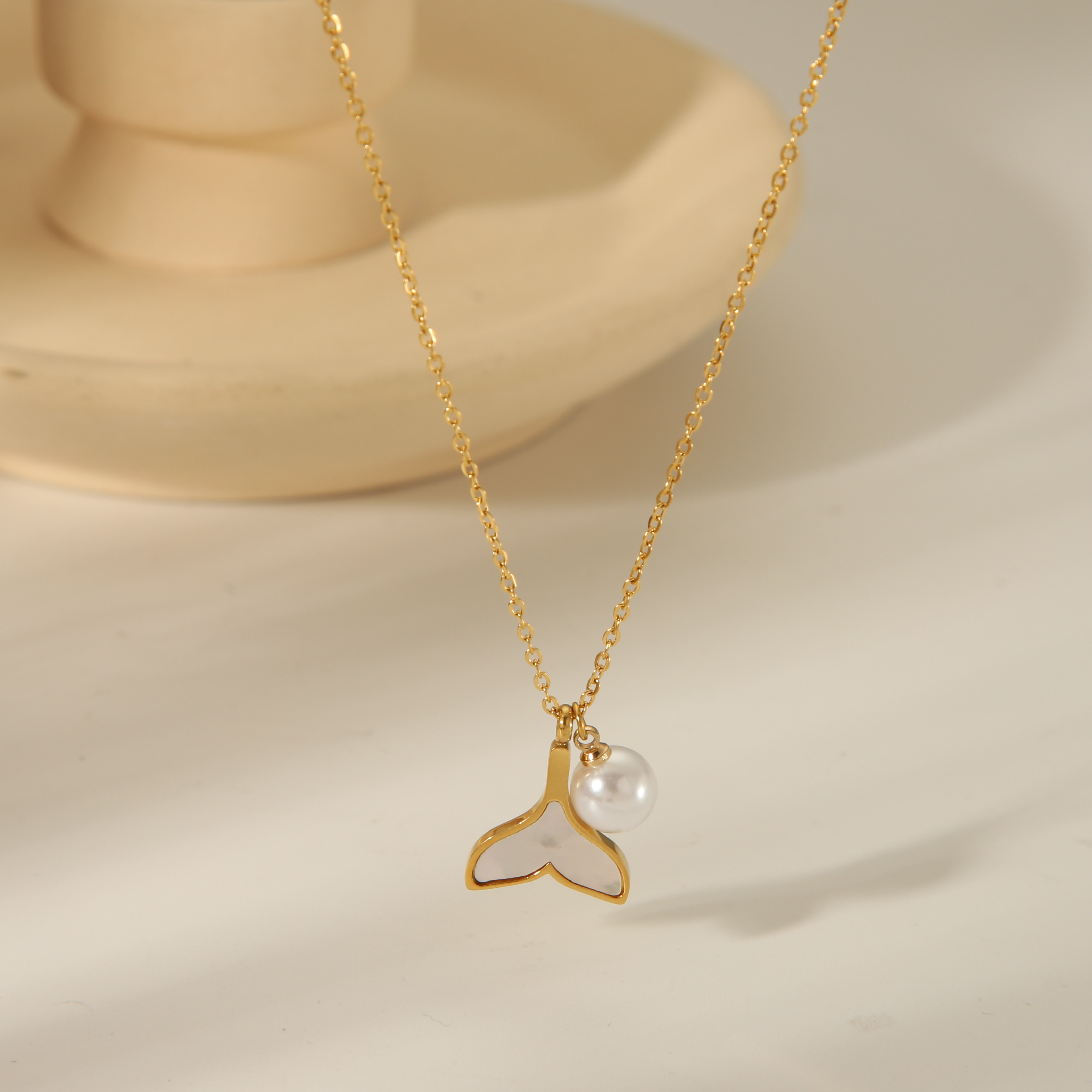 304 Stainless Steel Copper 18K Gold Plated Beach Simple Style Inlay Starfish Shell Fish Tail Artificial Pearls Zircon Pendant Necklace display picture 2