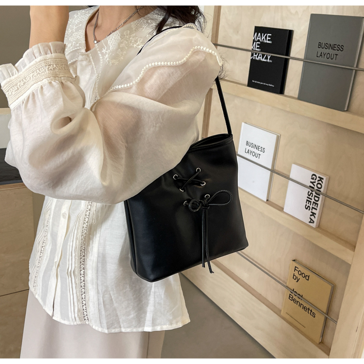 Women's Pu Solid Color Classic Style Sewing Thread Magnetic Buckle Shoulder Bag display picture 12