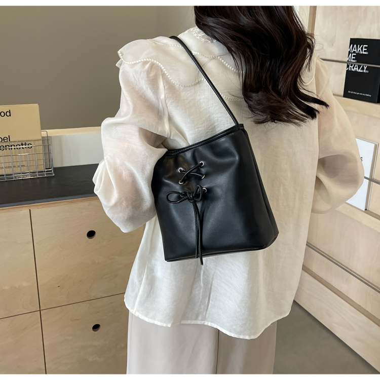 Women's Pu Solid Color Classic Style Sewing Thread Magnetic Buckle Shoulder Bag display picture 10