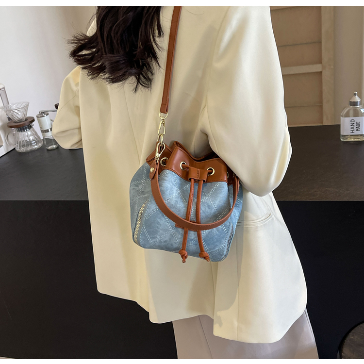 Women's Pu Leather Solid Color Classic Style Sewing Thread String Shoulder Bag display picture 12