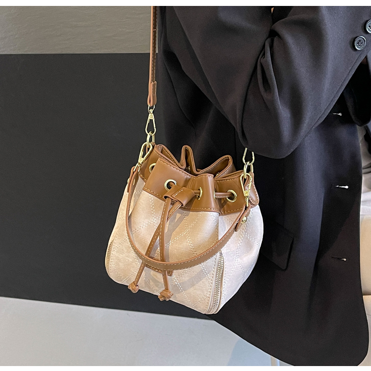 Women's Pu Leather Solid Color Classic Style Sewing Thread String Shoulder Bag display picture 11