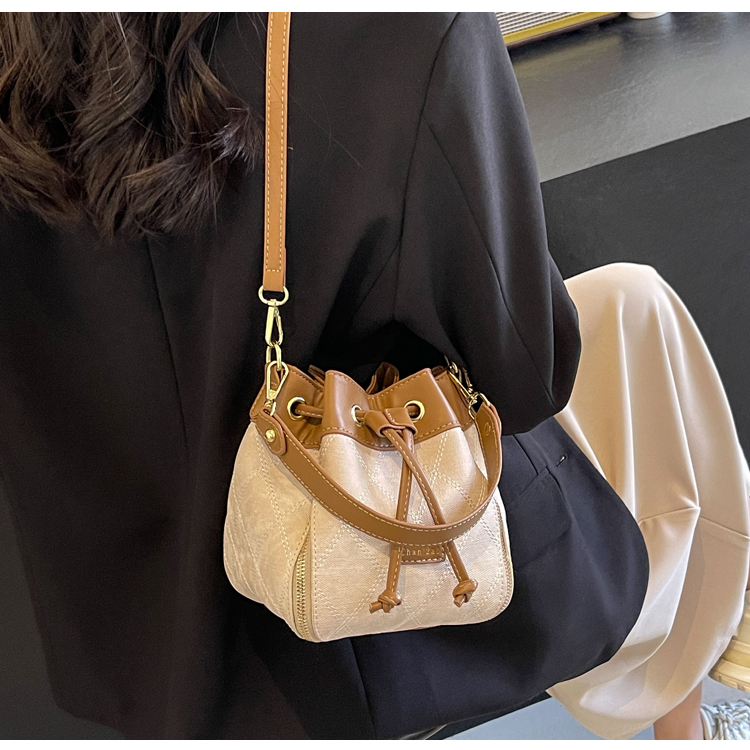 Women's Pu Leather Solid Color Classic Style Sewing Thread String Shoulder Bag display picture 14