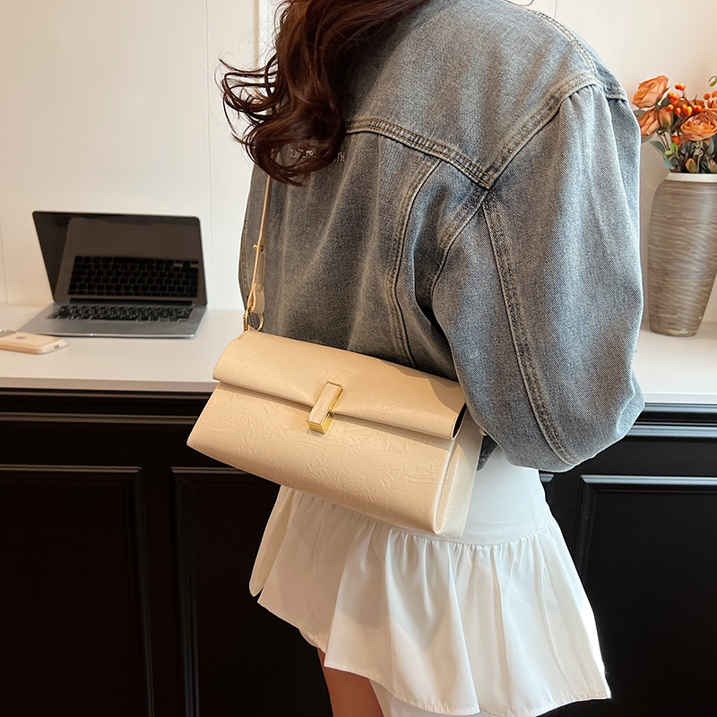 Women's Pu Leather Solid Color Classic Style Sewing Thread Lock Clasp Shoulder Bag display picture 17