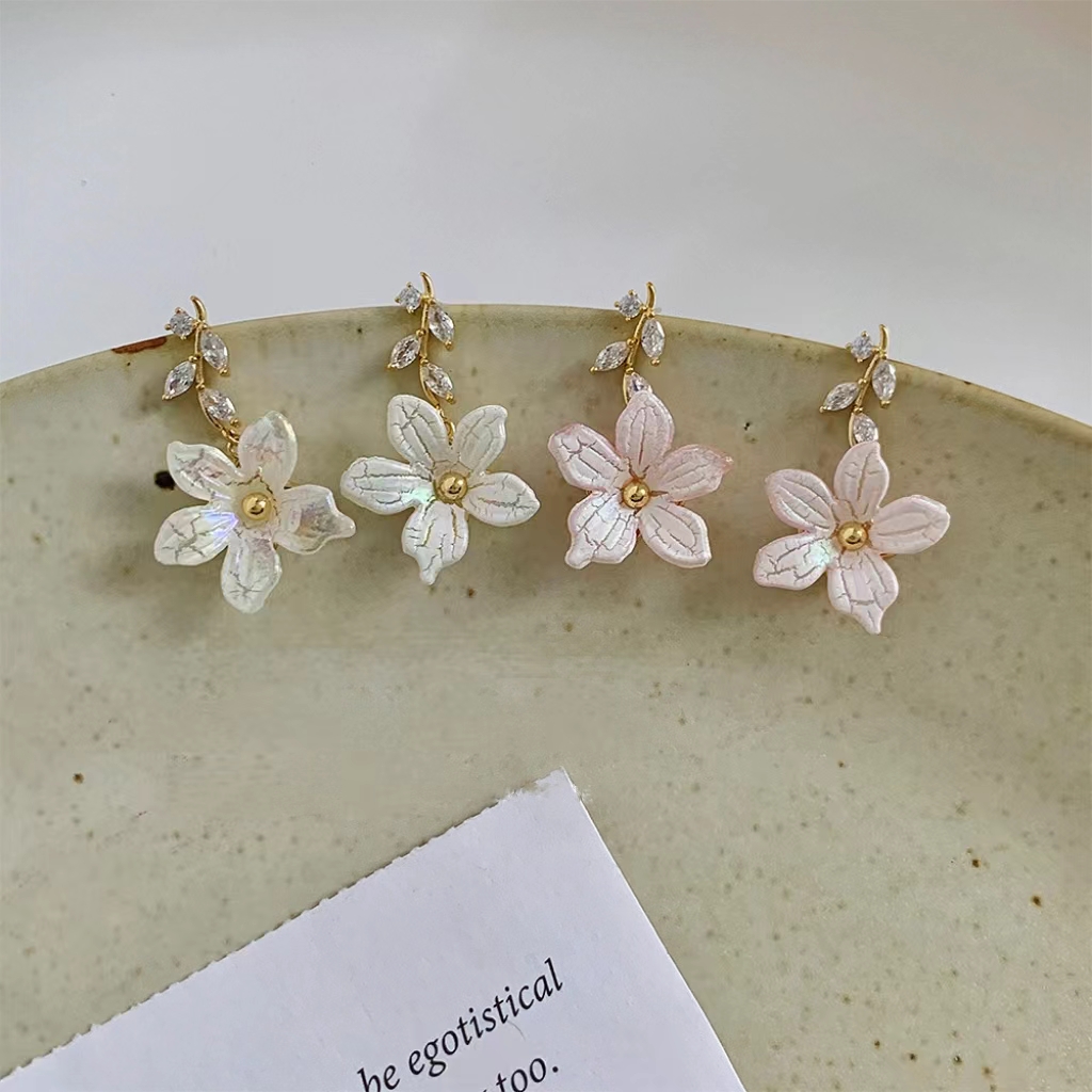 1 Pair Modern Style Sweet Flower Plating Inlay Alloy Rhinestones 14K Gold Plated Drop Earrings display picture 1
