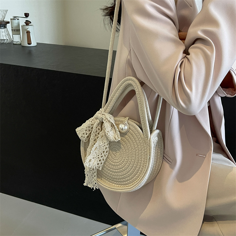 Women's Medium Braid Solid Color Beach Classic Style Weave Buckle Straw Bag display picture 4