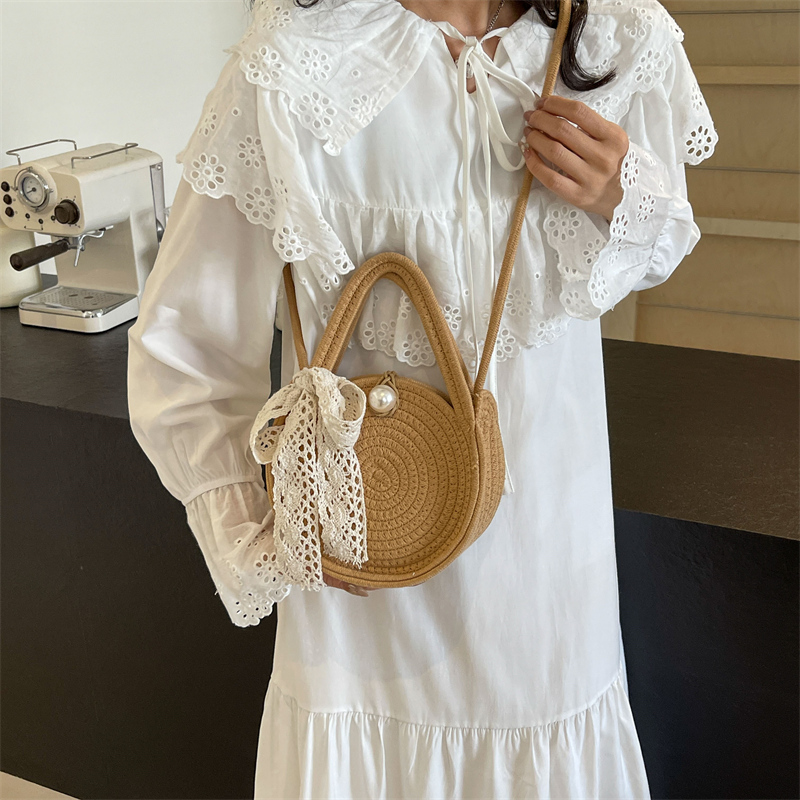 Women's Medium Braid Solid Color Beach Classic Style Weave Buckle Straw Bag display picture 3