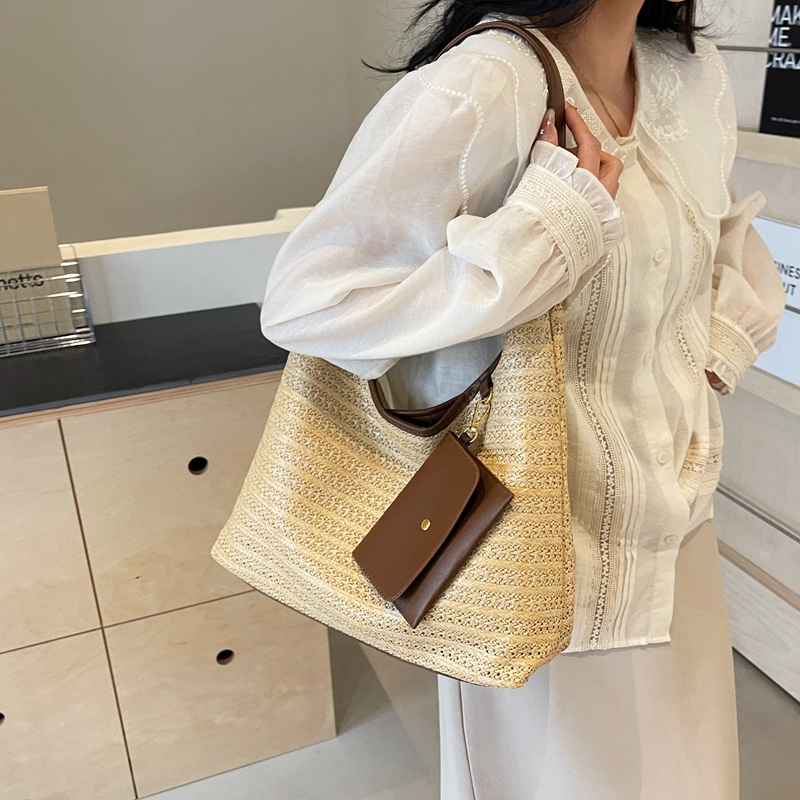 Women's Straw Solid Color Punk Beach Weave Sewing Thread Square Magnetic Buckle Shoulder Bag display picture 1