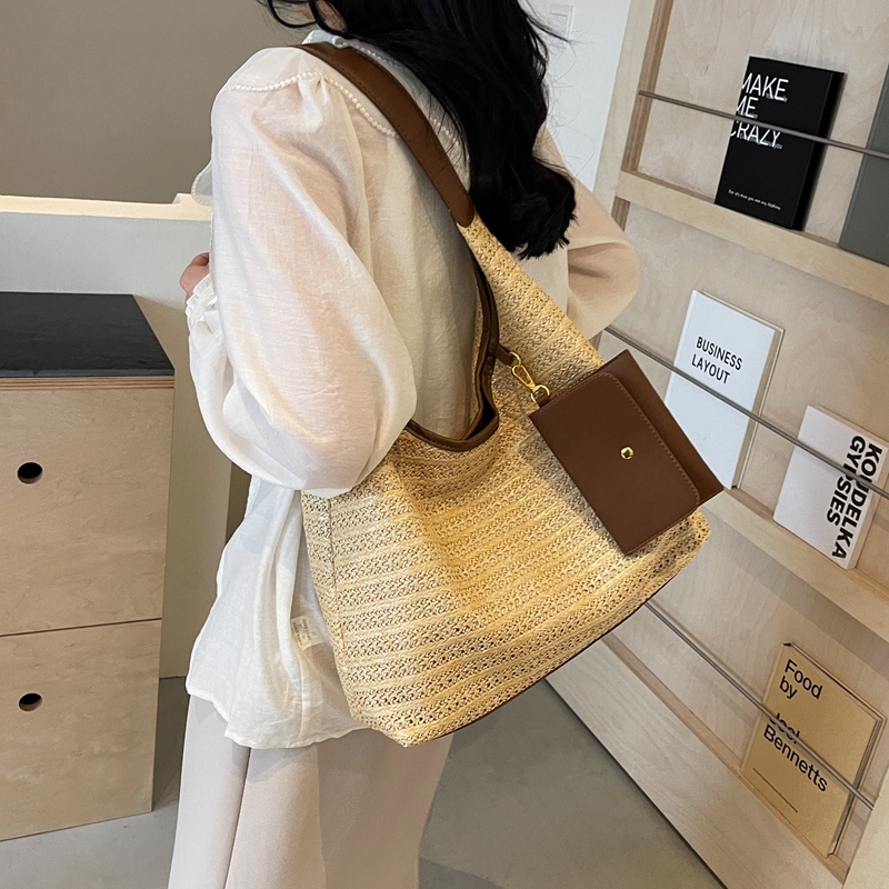 Women's Straw Solid Color Punk Beach Weave Sewing Thread Square Magnetic Buckle Shoulder Bag display picture 7