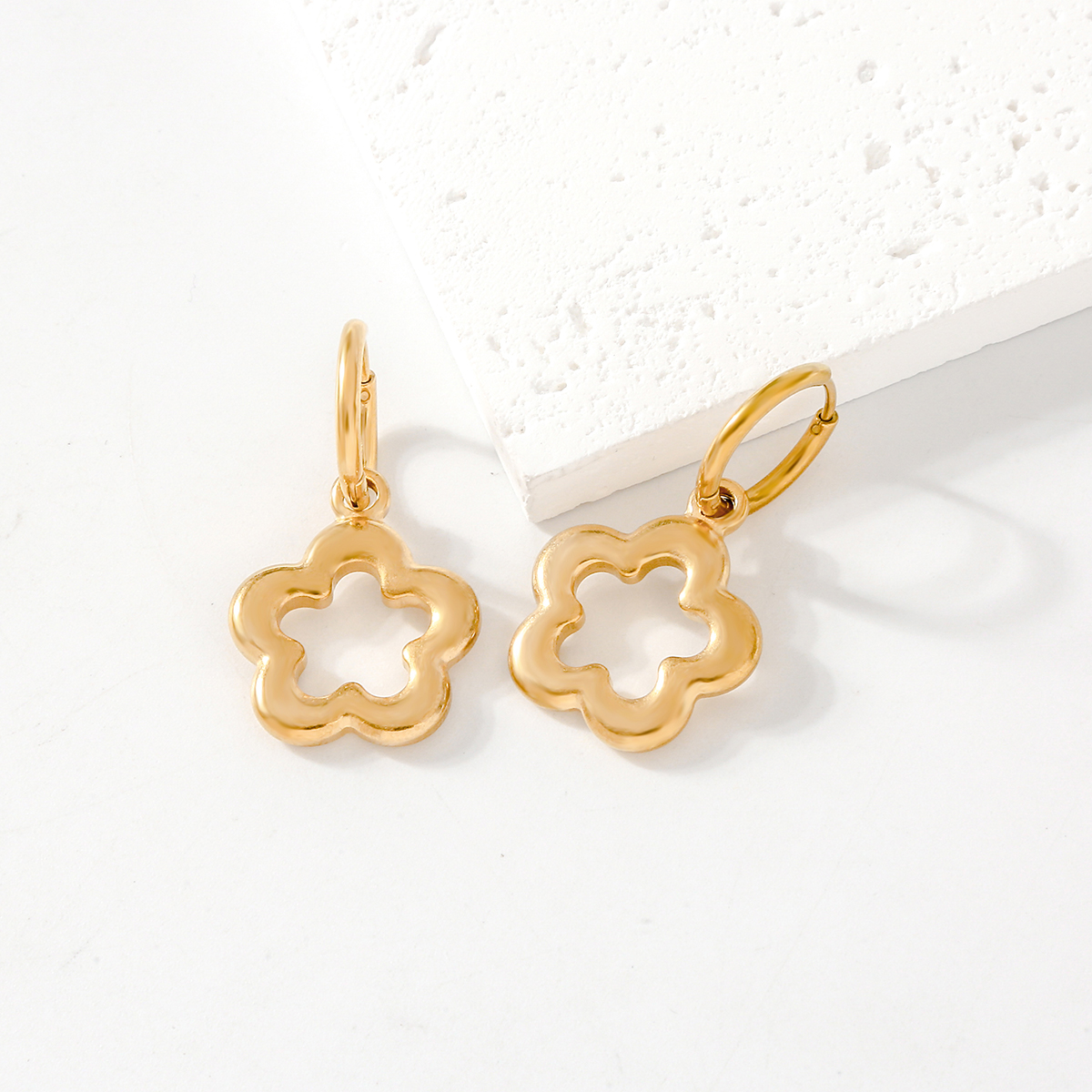 1 Pair Cute Sweet Flower Plating 304 Stainless Steel 18K Gold Plated Drop Earrings display picture 4