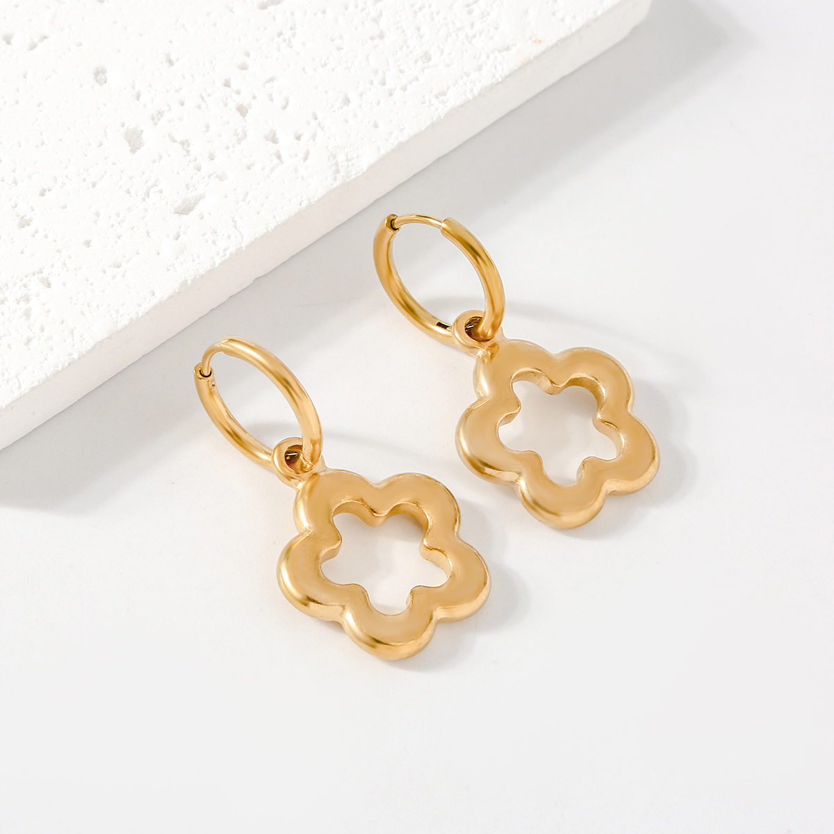 1 Pair Cute Sweet Flower Plating 304 Stainless Steel 18K Gold Plated Drop Earrings display picture 3