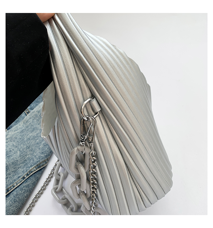 Women's Pu Leather Solid Color Classic Style Sewing Thread Magnetic Buckle Shoulder Bag display picture 8