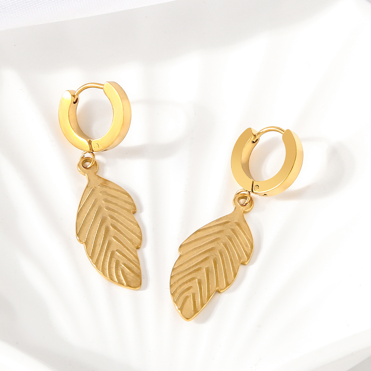 1 Pair Simple Style Commute Leaf Leaves Plating 304 Stainless Steel 18K Gold Plated Drop Earrings display picture 3