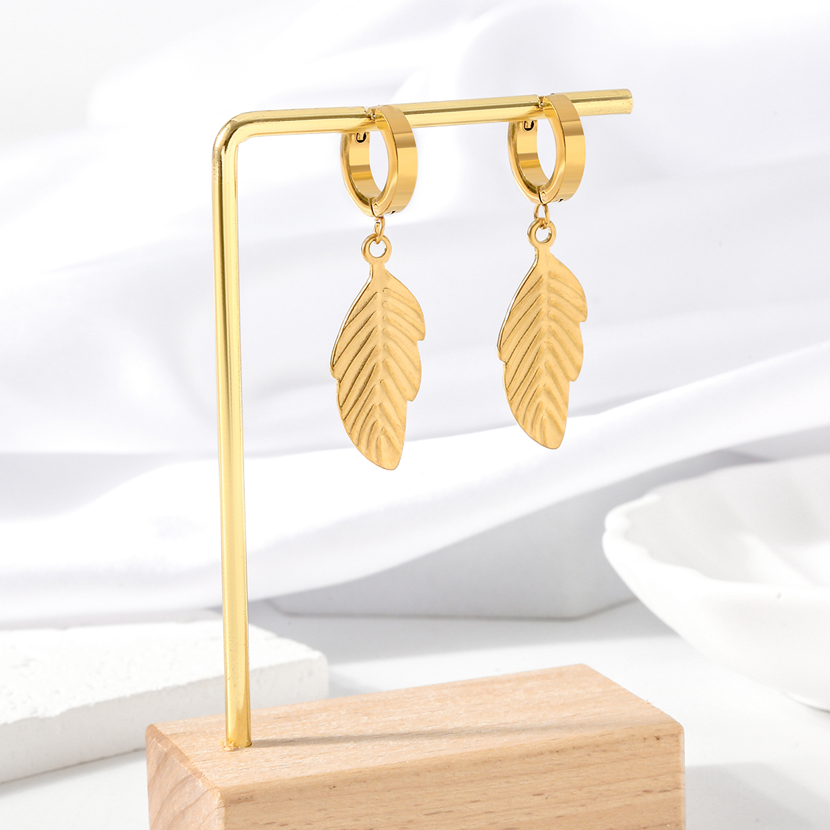 1 Pair Simple Style Commute Leaf Leaves Plating 304 Stainless Steel 18K Gold Plated Drop Earrings display picture 4