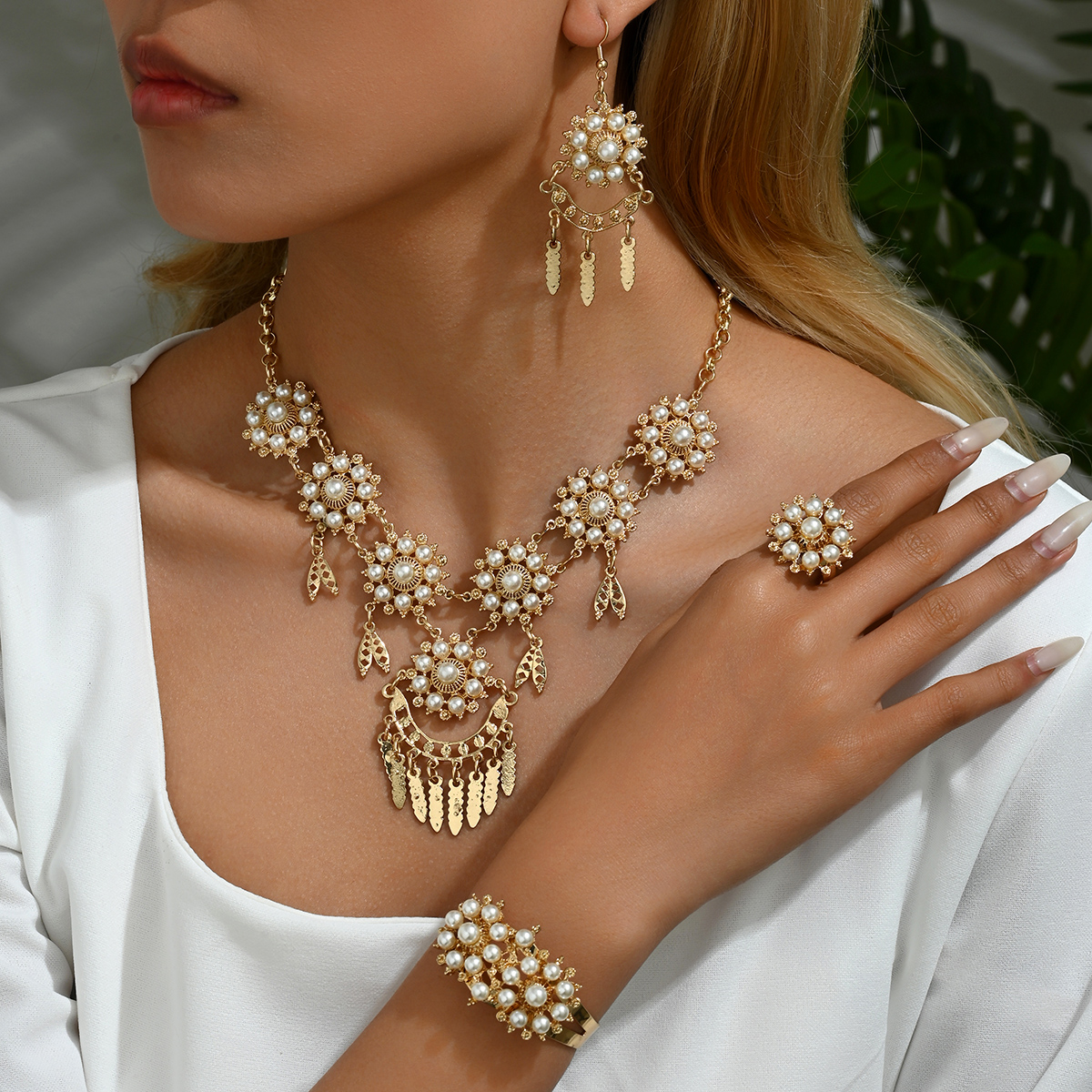 Estilo Simple Estilo Clásico Color Sólido Aleación Embutido Perlas Artificiales Chapados en oro de 18k Mujeres Conjunto De Joyas display picture 2