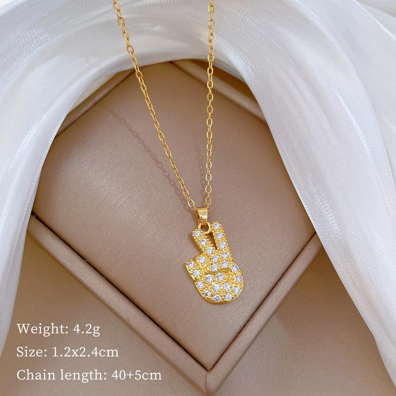 Wholesale Simple Style Classic Style Hand Titanium Steel Copper Hollow Out Inlay Zircon Pendant Necklace display picture 1