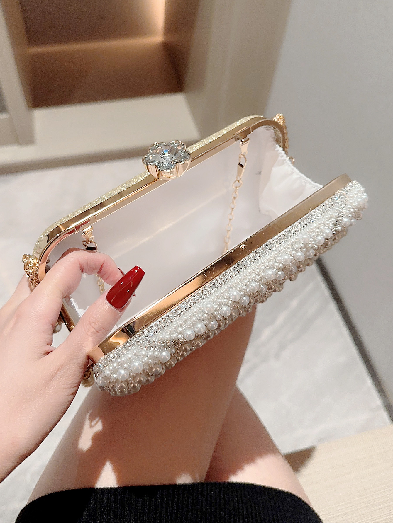 White Polyester Solid Color Pearls Evening Bags display picture 2