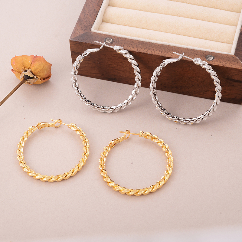 1 Pair Elegant Sweet Artistic Round Braid Copper 18K Gold Plated Palladium White K Earrings display picture 1
