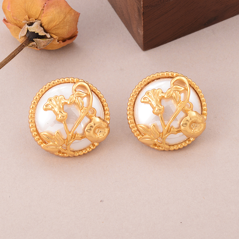1 Pair Elegant Luxurious Queen Plant Bee Inlay Alloy Copper Glass Stone Pearl Zircon 18K Gold Plated Alluvial Gold Plated Ear Cuffs Ear Studs display picture 21