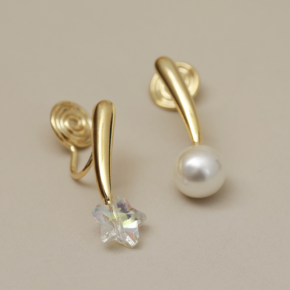 1 Paar Einfacher Stil Klassischer Stil Stern Asymmetrisch Inlay Kupfer Kristall Perle 18 Karat Vergoldet Ohrclips display picture 1