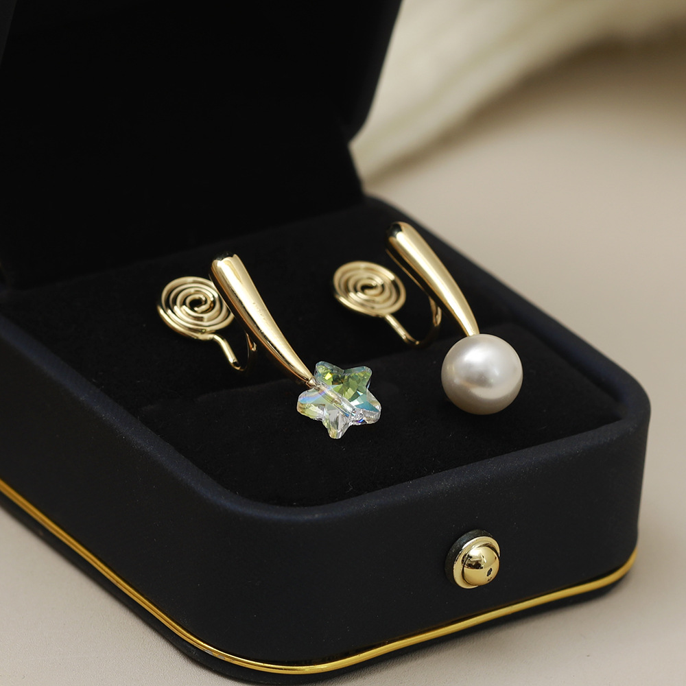 1 Paar Einfacher Stil Klassischer Stil Stern Asymmetrisch Inlay Kupfer Kristall Perle 18 Karat Vergoldet Ohrclips display picture 3