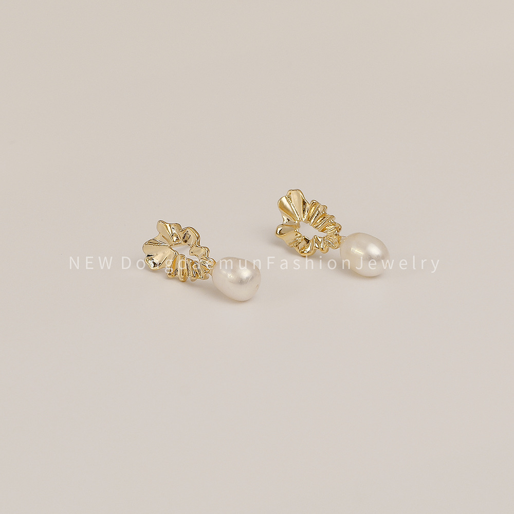 1 Pair IG Style Simple Style Pearl Inlay Copper 18K Gold Plated Drop Earrings Ear Cuffs display picture 7