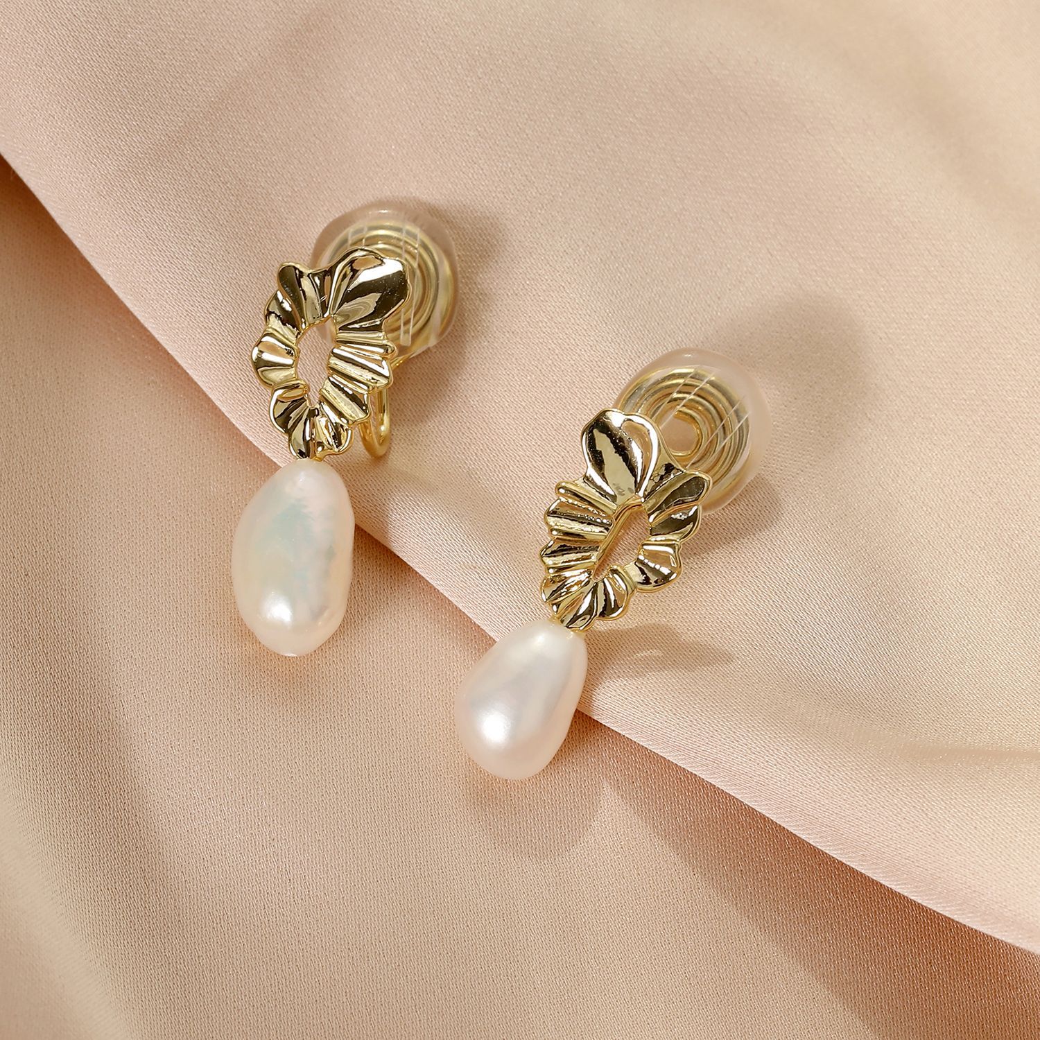 1 Pair IG Style Simple Style Pearl Inlay Copper 18K Gold Plated Drop Earrings Ear Cuffs display picture 9