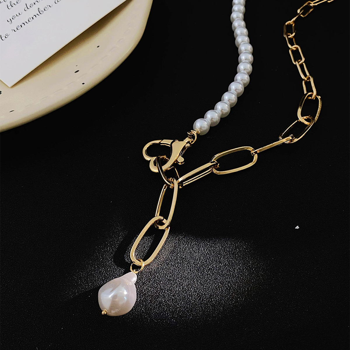 Elegant Exaggerated Novelty Irregular Heart Shape Resin Copper Beaded Women's Pendant Necklace display picture 5