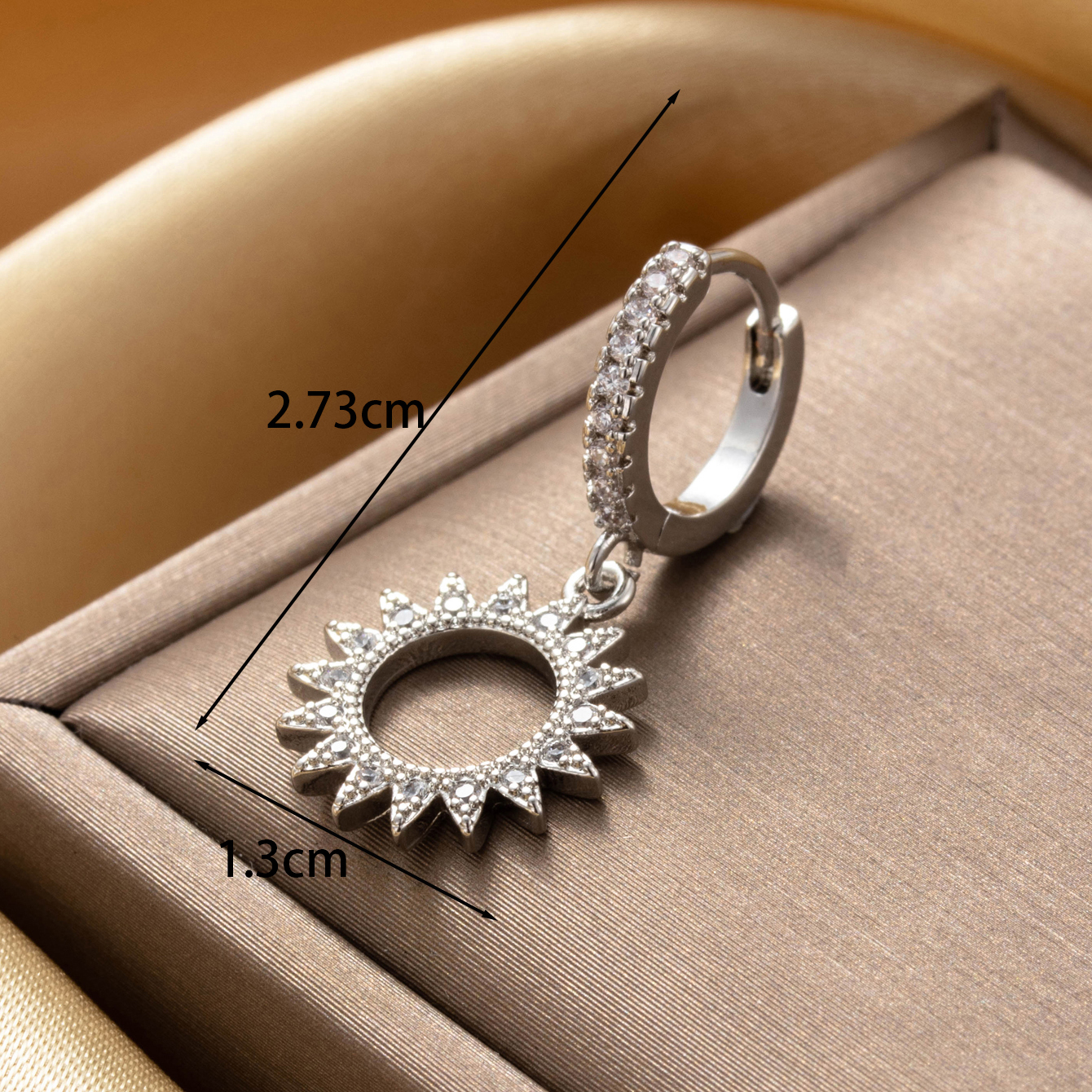 1 Piece Simple Style Round Sun Mask Inlay Copper Zircon Ear Studs display picture 3