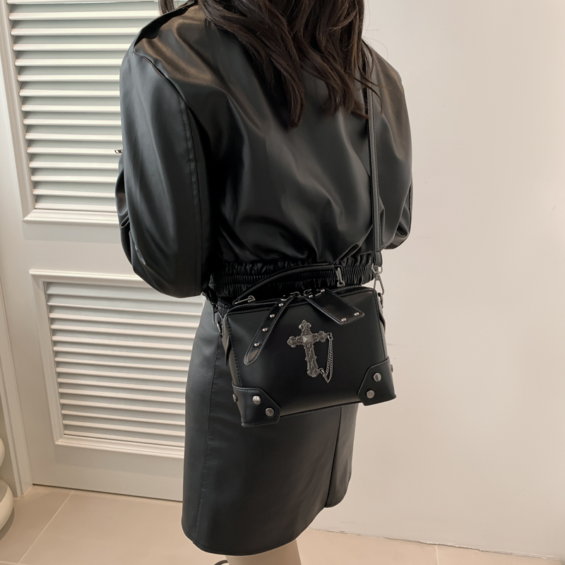 Women's Pu Leather Cross Skull Punk Sewing Thread Zipper Crossbody Bag display picture 9