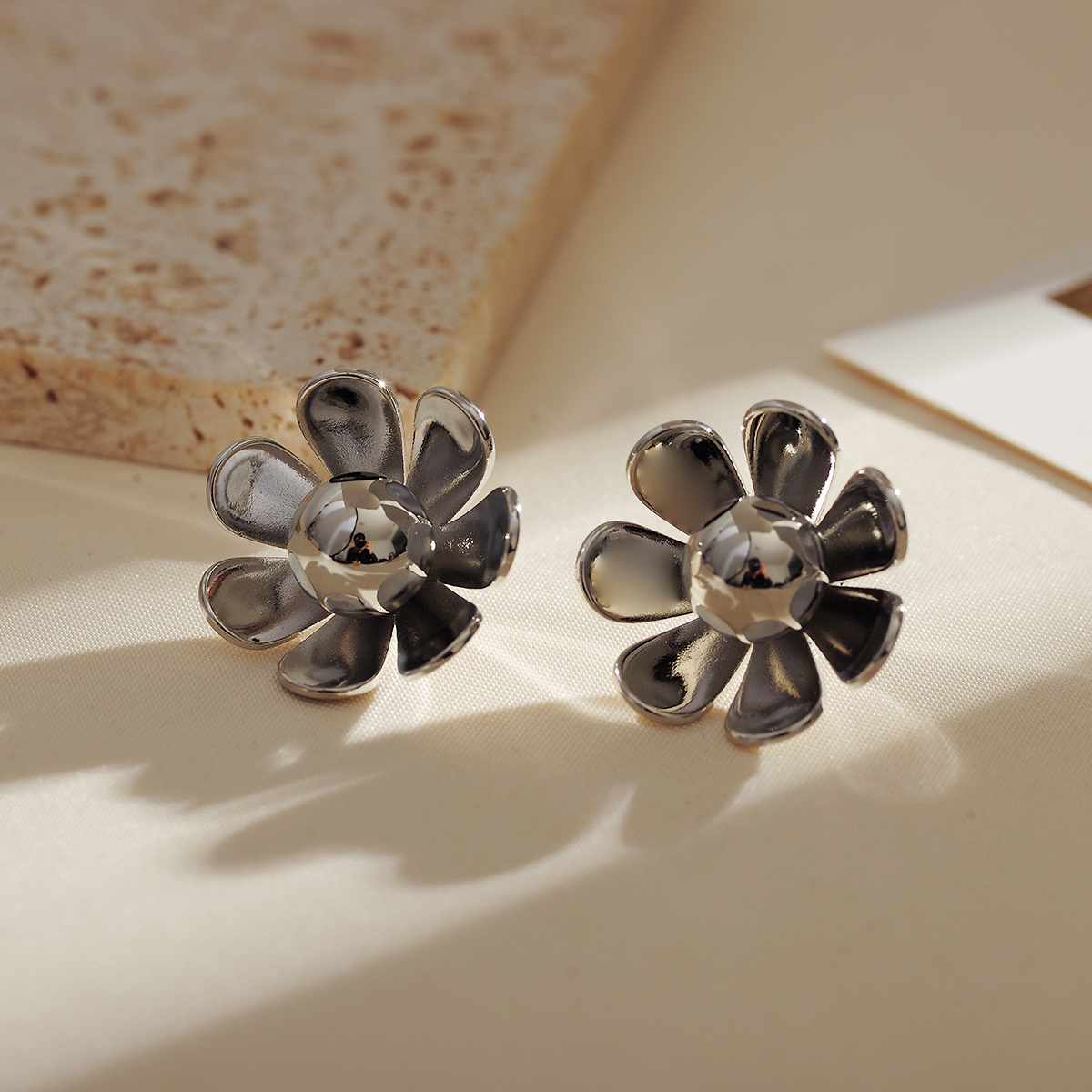 1 Paar Einfacher Stil Klassischer Stil Blume Überzug Inlay Kupfer Perle Vergoldet Ohrstecker display picture 3