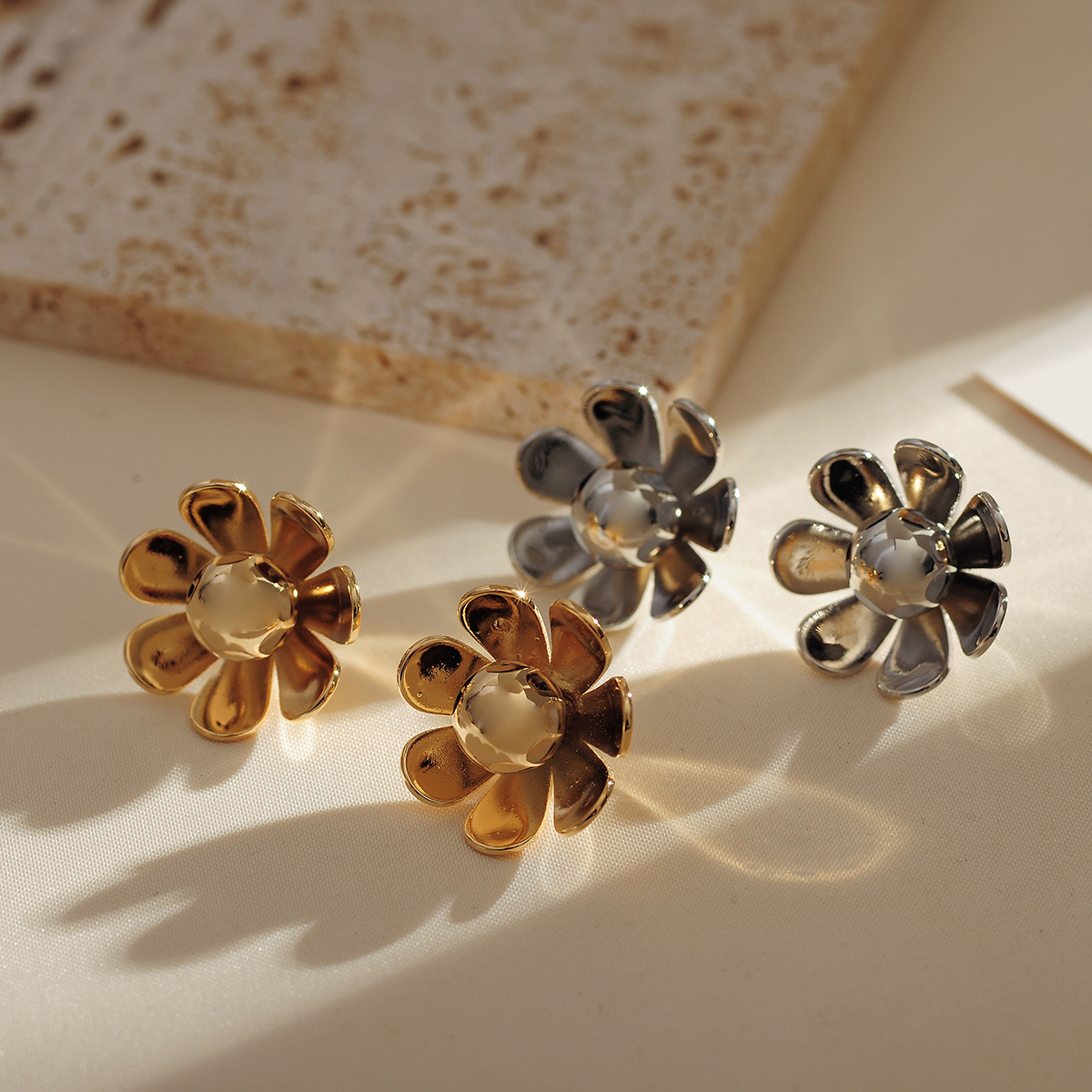 1 Paar Einfacher Stil Klassischer Stil Blume Überzug Inlay Kupfer Perle Vergoldet Ohrstecker display picture 5