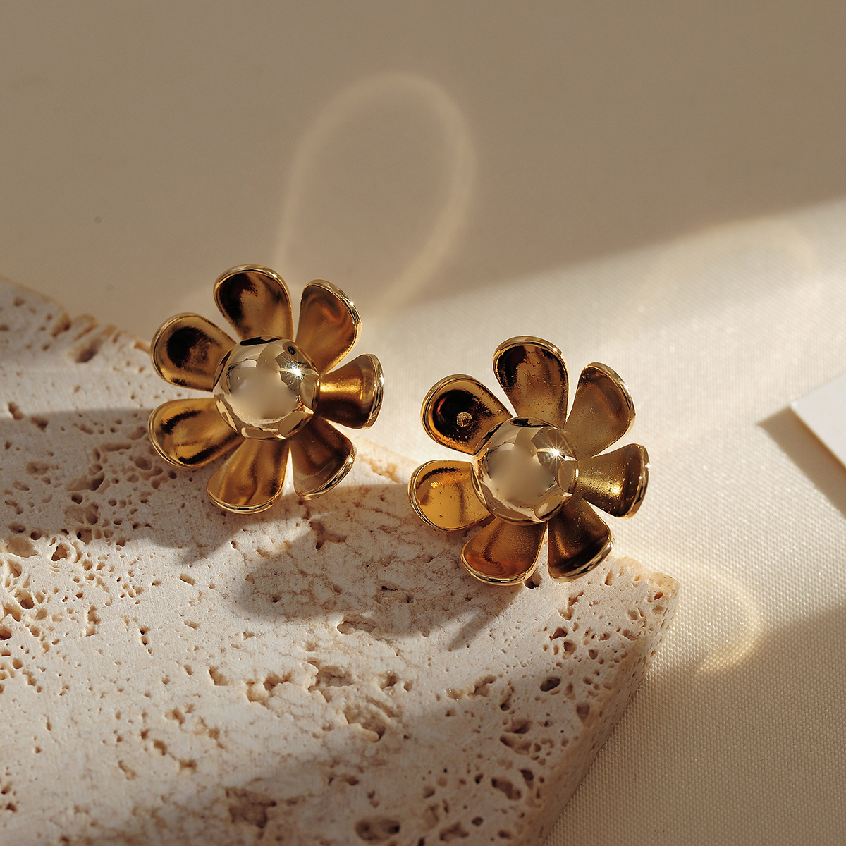 1 Pair Simple Style Classic Style Flower Plating Inlay Copper Pearl Gold Plated Ear Studs display picture 8