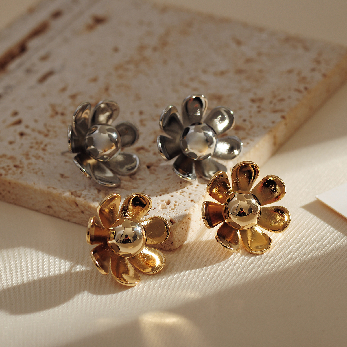 1 Paar Einfacher Stil Klassischer Stil Blume Überzug Inlay Kupfer Perle Vergoldet Ohrstecker display picture 7