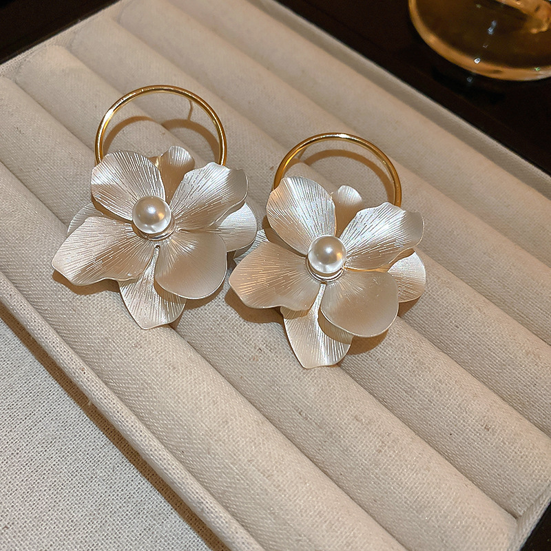 1 Pair Retro Simple Style Flower Inlay Alloy Pearl Drop Earrings display picture 7