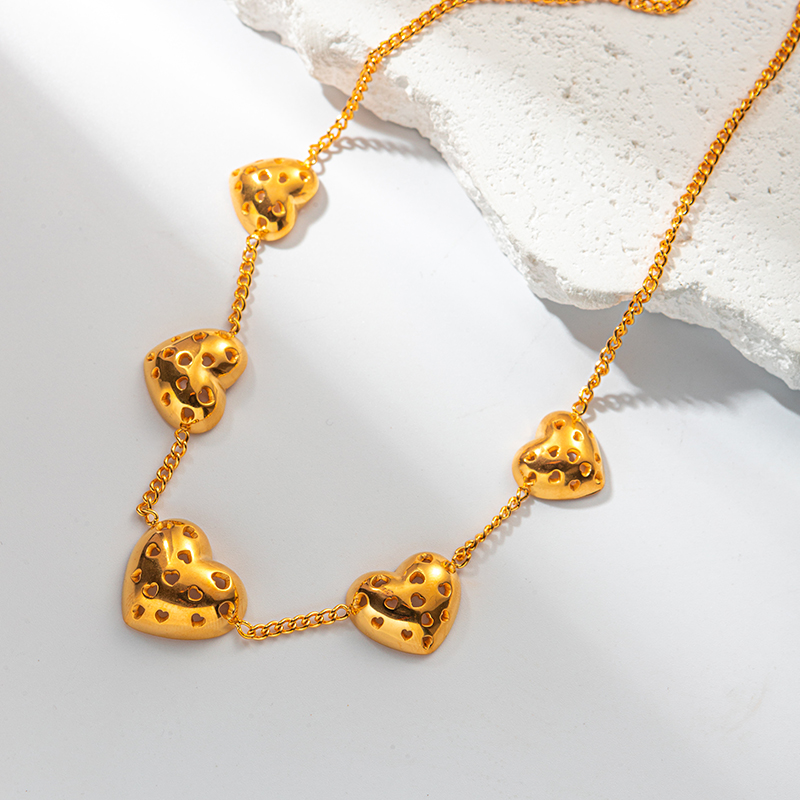 304 Stainless Steel Gold Plated Vintage Style Hollow Out Heart Shape Chain Necklace display picture 1