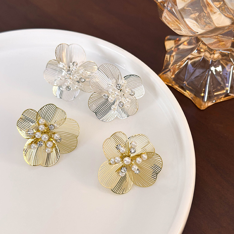 1 Pair Vintage Style Flower Alloy Ear Studs display picture 5