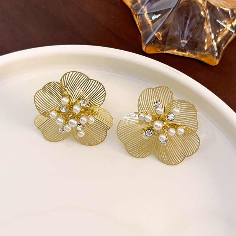 1 Pair Vintage Style Flower Alloy Ear Studs display picture 4