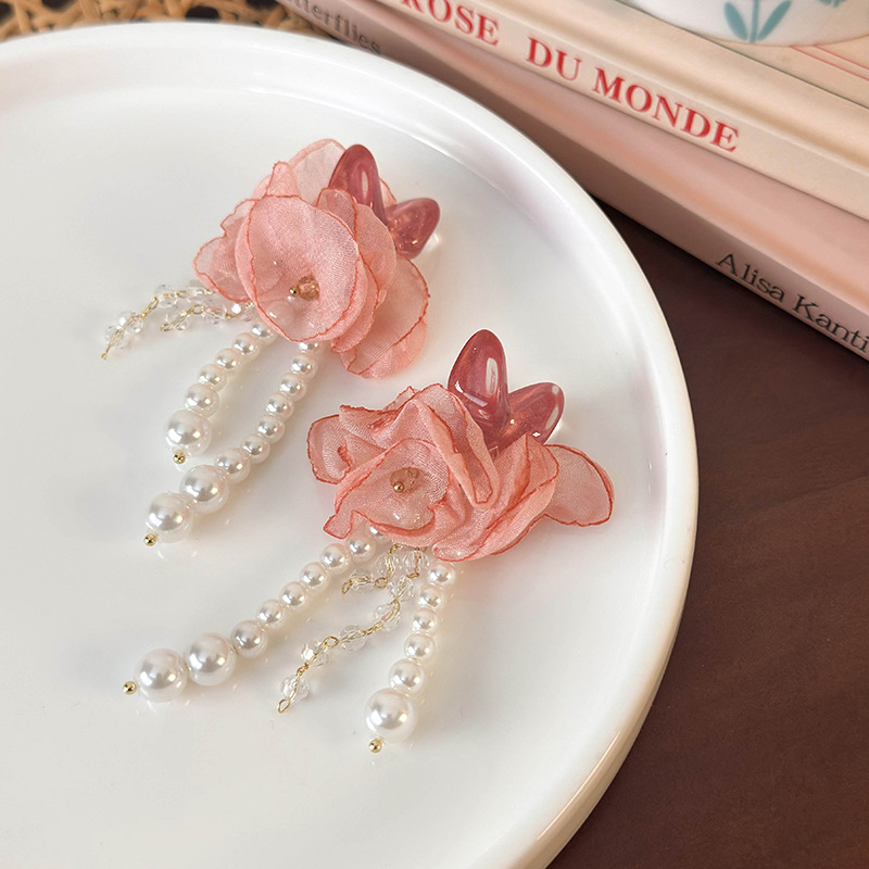 1 Pair Elegant Flower Imitation Pearl Cloth Resin Drop Earrings display picture 1