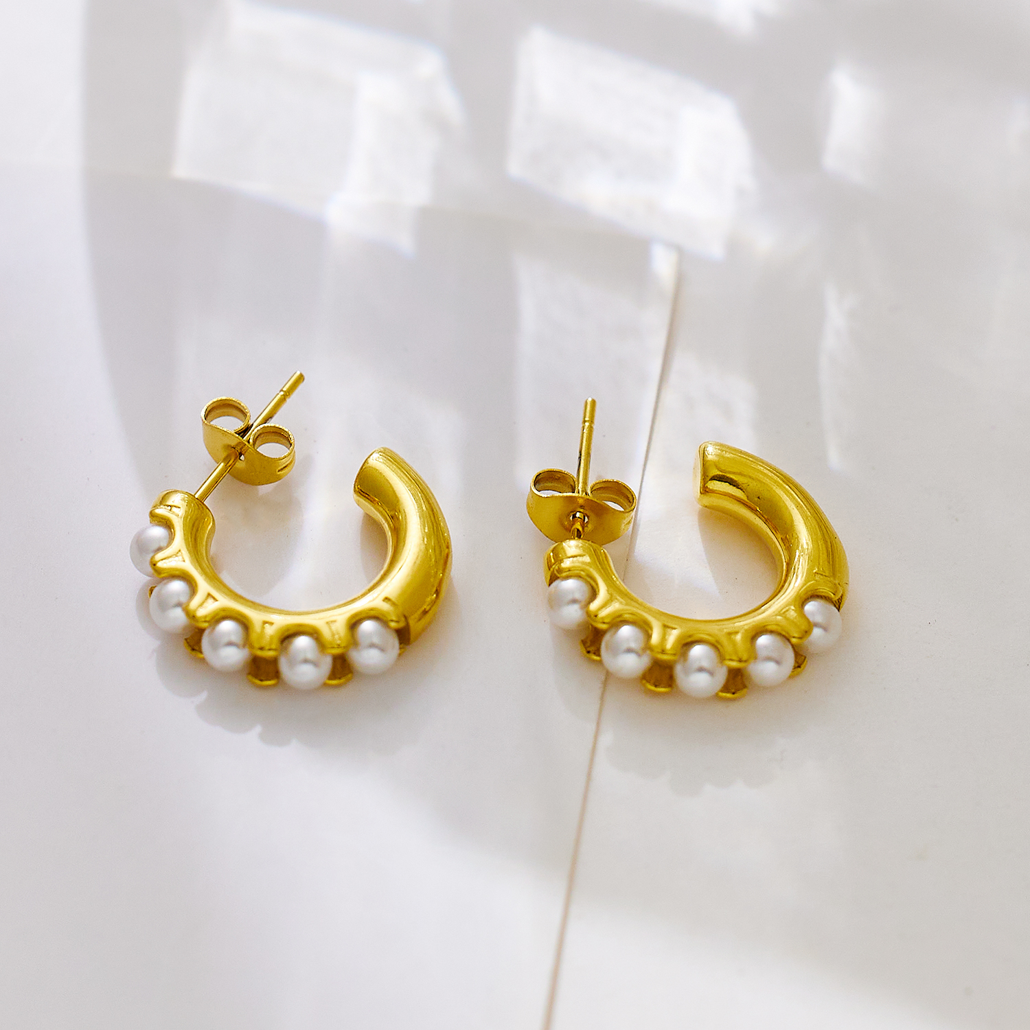 1 Pair Retro Baroque Style Vacation C Shape Inlay Titanium Steel Pearl 18K Gold Plated Ear Studs display picture 4