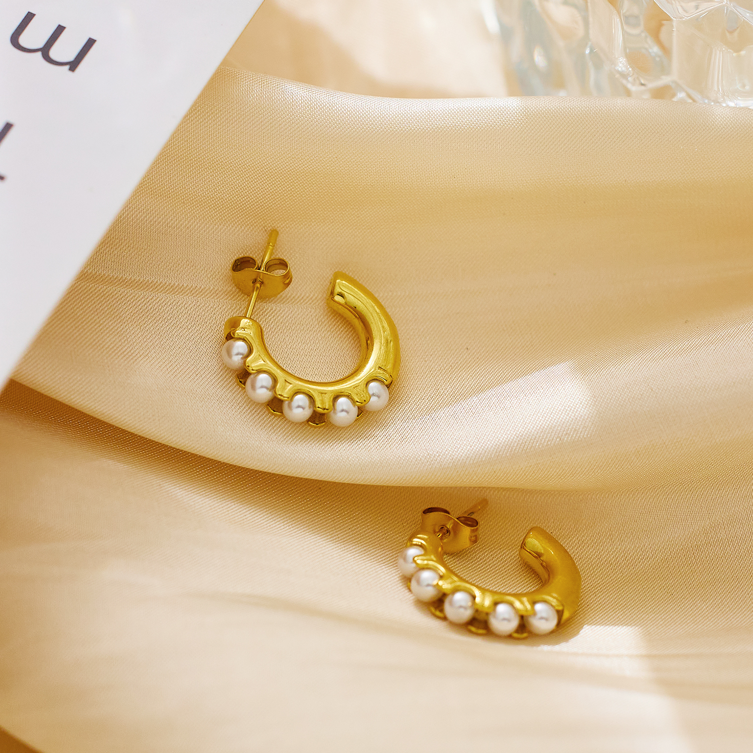 1 Pair Retro Baroque Style Vacation C Shape Inlay Titanium Steel Pearl 18K Gold Plated Ear Studs display picture 5